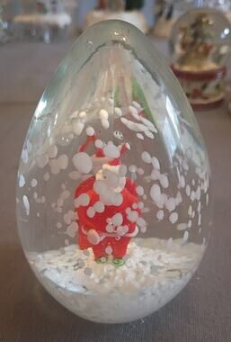 Santa Claus Art Glass Egg Paperweight Christmas Snow Scene Holiday Decor 4.5"